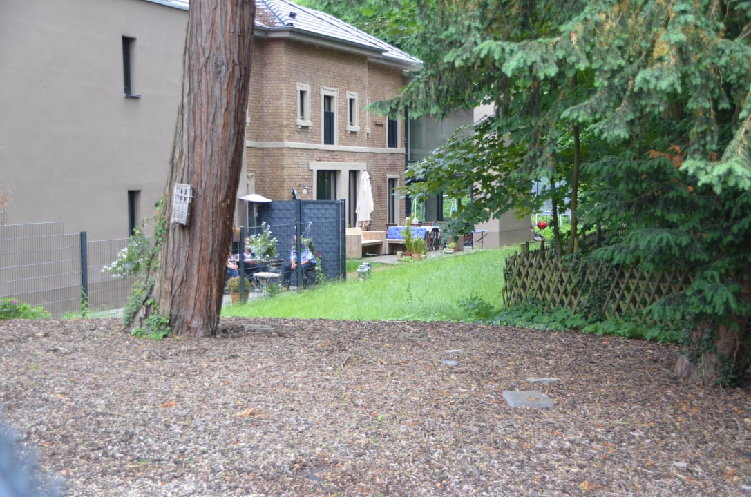 Hinter dem Zaun ist das Privathaus Hotel Trafohaus am Kaiserbahnhof