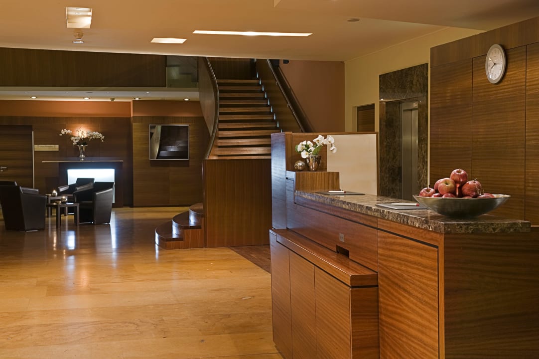 Lobby mit Rezeption Sorat Insel Hotel Regensburg