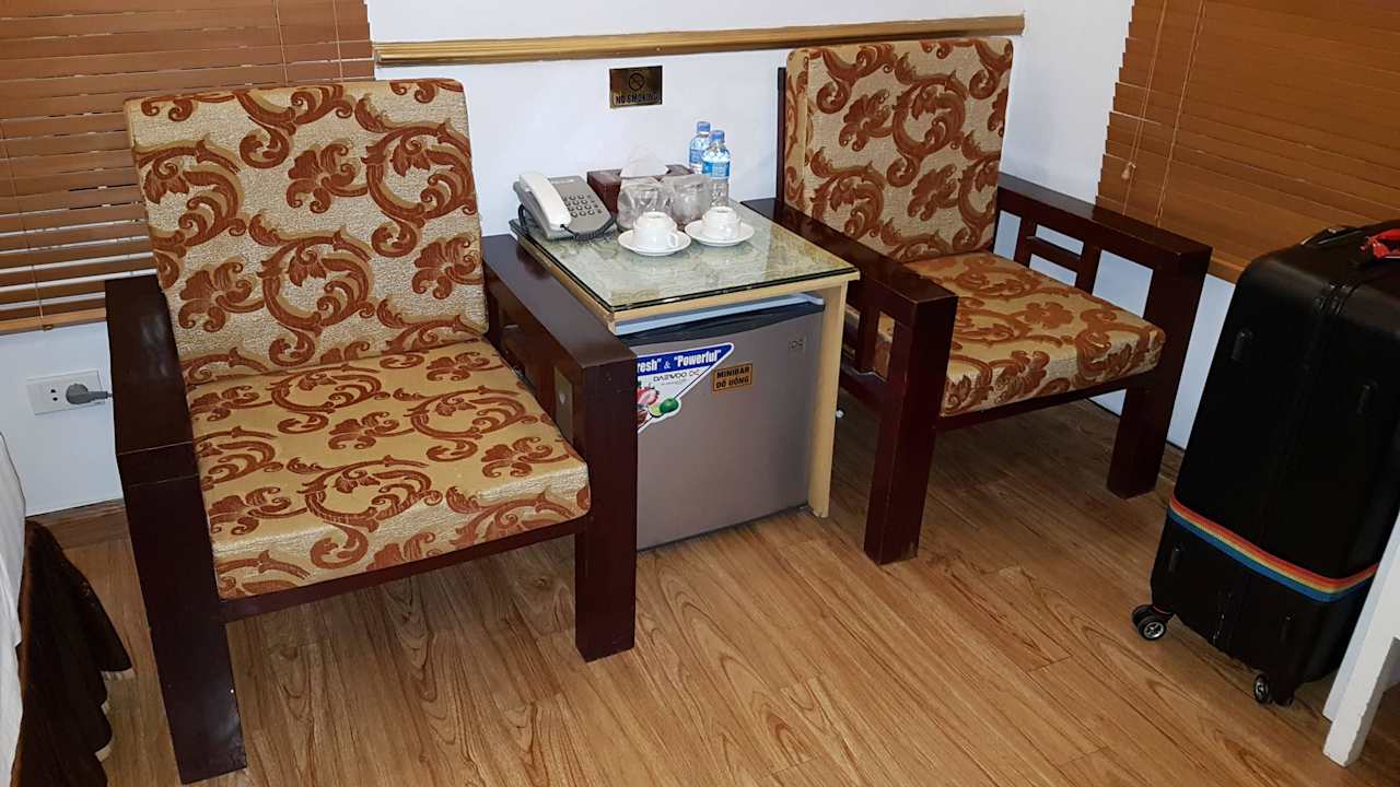 Sitzecke mit Kaffee und Tee und Minibar Hotel Thaison Palace