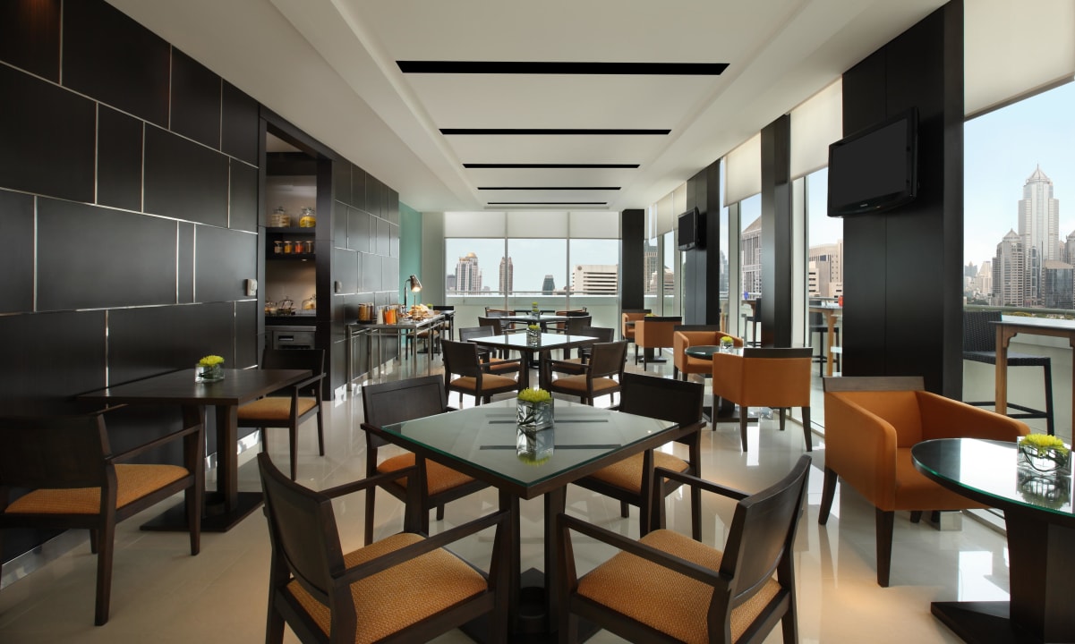 Executive lounge Hotel Courtyard By Marriott Bangkok