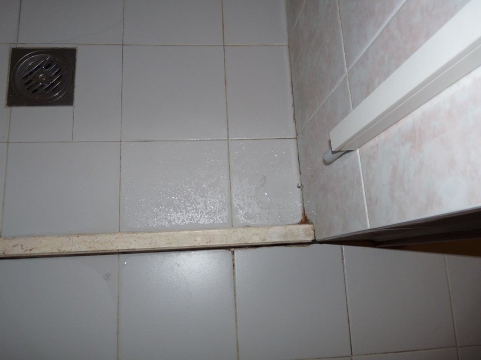Gammelnde und dreckige Dusche Residence Costa del Sol