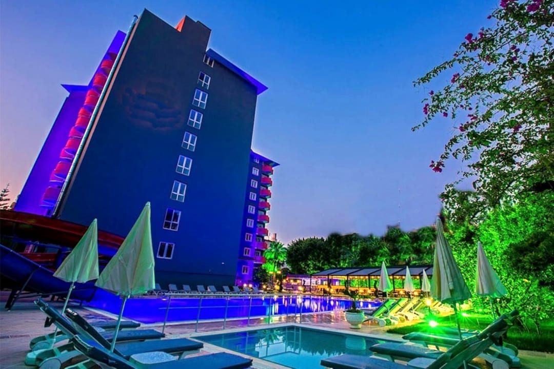 Pool Grand Alisa Hotel