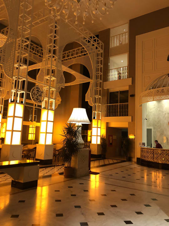 Lobby Well Palace Side