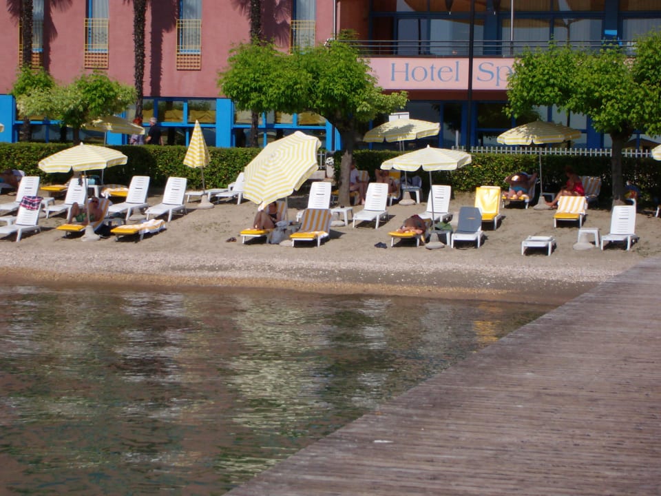 Nur über den Weg, schon liegt man am Strand Hotel Sportsman