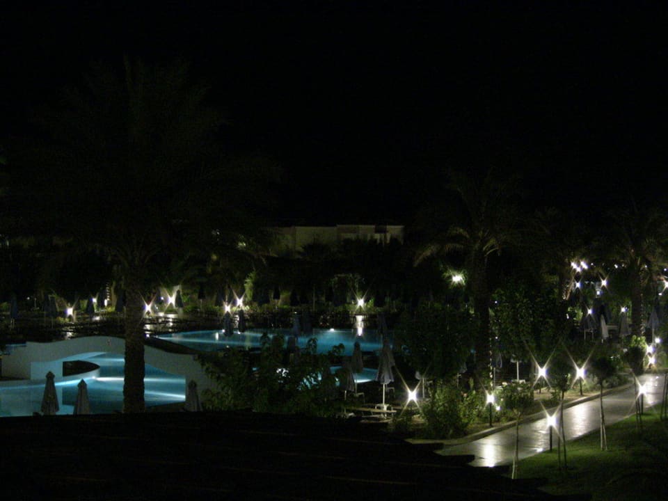 Blick von Terrasse auf oberen Pool bei Nacht Lindos Princess Beach Resort & Spa