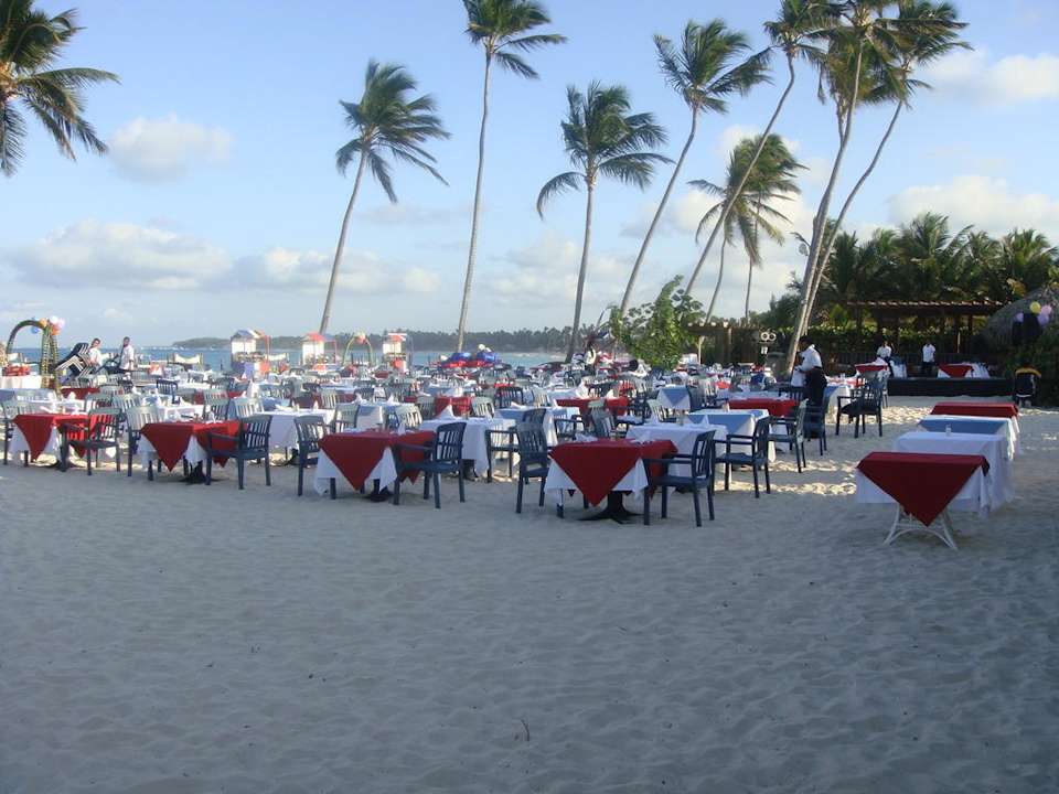 Vorbereitungen für das Abendessen am Strand Punta Cana Princess All Suites Resort & Spa