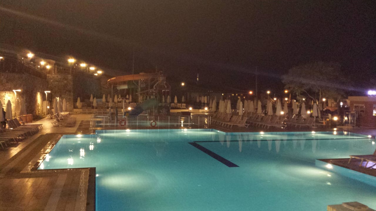 Anblick Pool seitlich Ramada Resort Kusadasi & Golf