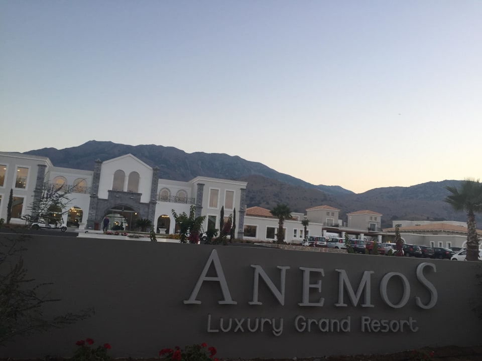 Blick von der Straße Anemos Luxury Grand Resort