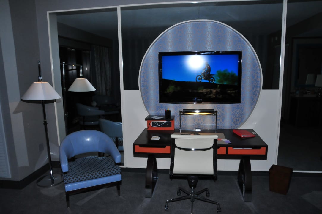 Fernseher und Schreibtisch The Cosmopolitan of Las Vegas