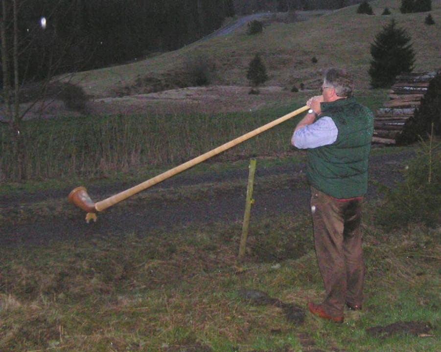 Der Wirt spielt für die Gäste Alphorn Hotel Landgasthof Bergblick
