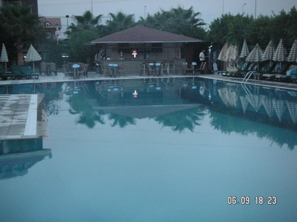 Pool und Poolbar Hane Family Resort