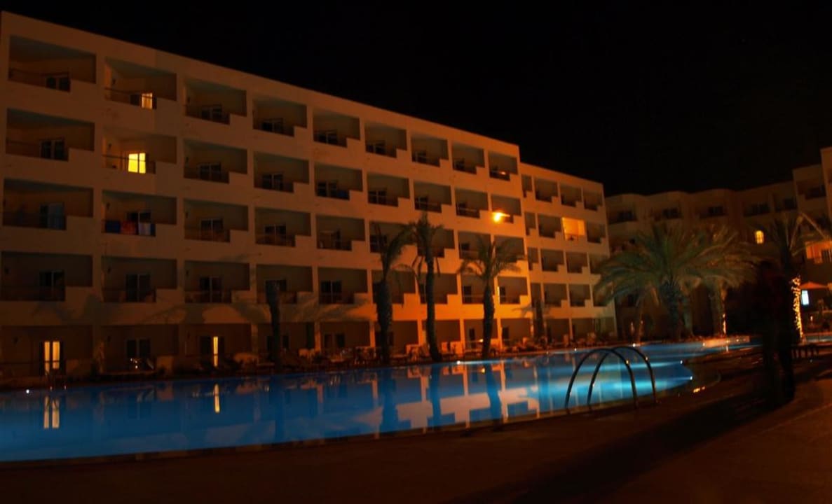 Hotel i basen nocą Hotel Rosa Beach