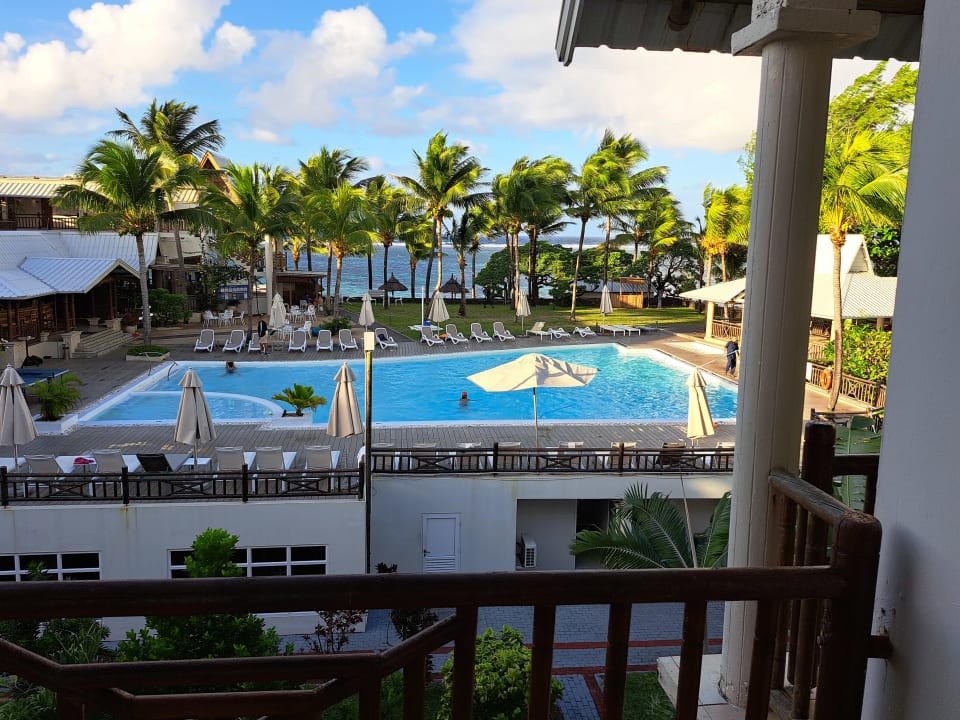 Pool Le Peninsula Bay Beach Resort & Spa
