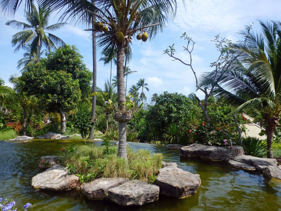 Schöne Gartenanlage Melati Beach Resort & Spa