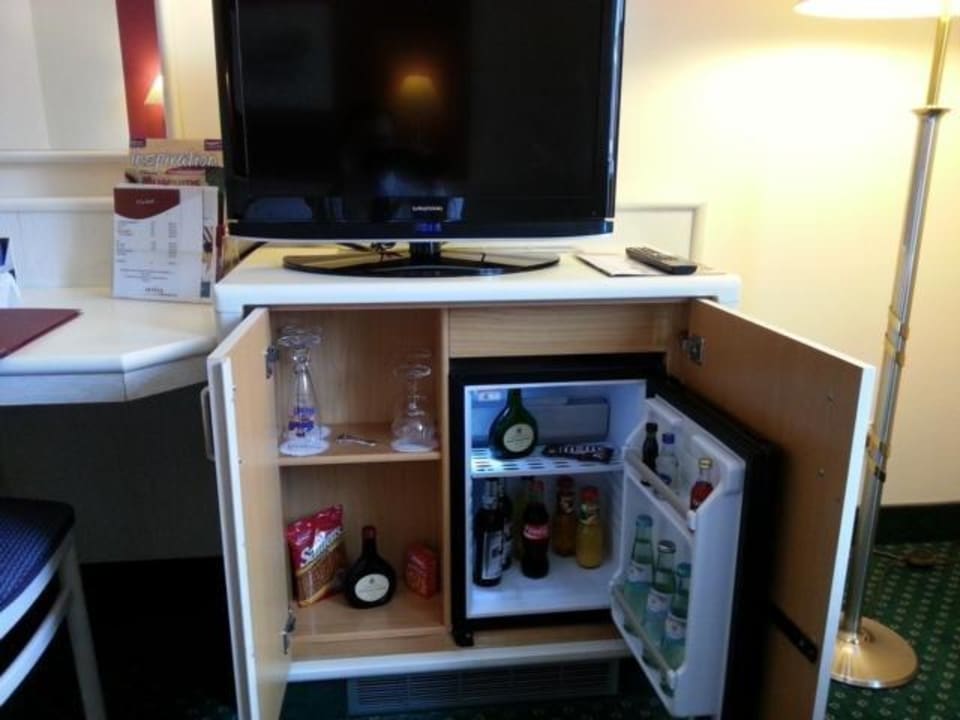 Minibar und TV im Einzelzimmer 323 Hotel Arvena Reichsstadt