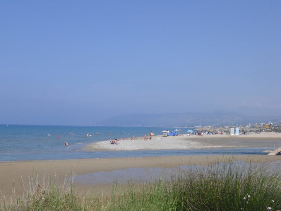 Der Fluss der aus den Bergen ins Meer fließt Hotel Corissia Princess