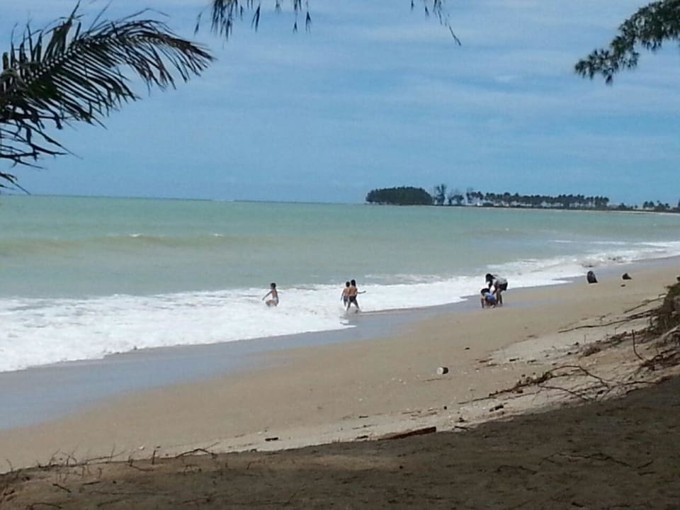 Ein fast leerer Strand Khaolak Bhandari Resort & Spa