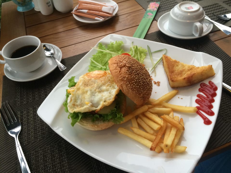 Chickenburger Hanoi La Selva Hotel