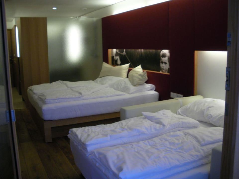 Neben dem Doppelbett die Dusche mit Glasscheibe Sonne Mellau - Feel good Hotel