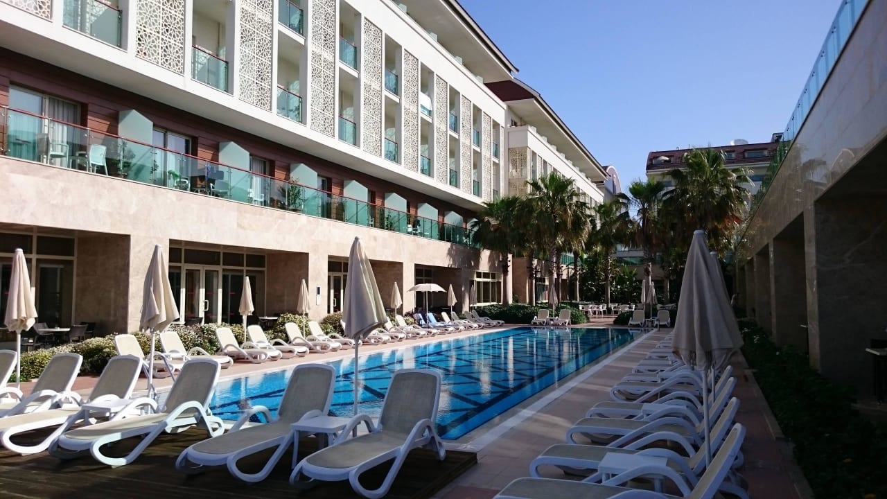 Pool zwischen den Gebäuden Sentido Trendy Verbena Beach