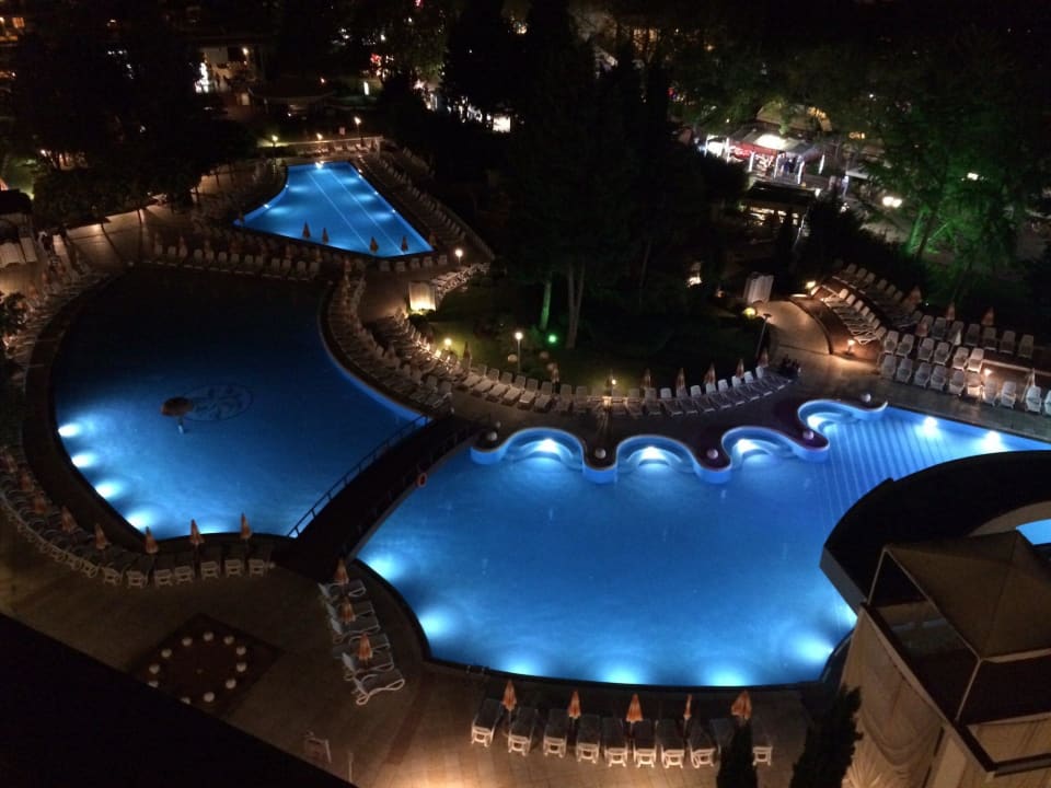 Pool vom 8 Stock bei Nacht Flamingo Grand Hotel & Spa
