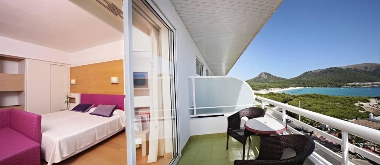 Schwere Wahl: Terrasse oder Strand ... Hotel & Spa S'Entrador Playa