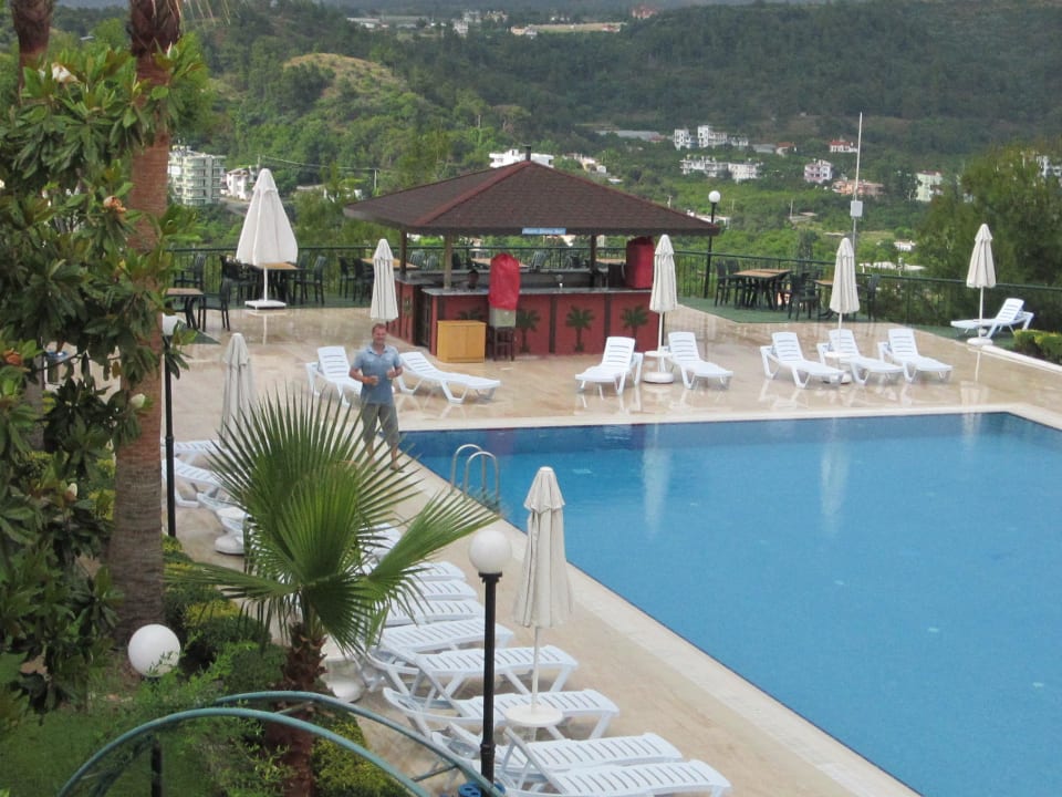 Unser Ausblick auf den Pool und in die Berge,nice Hotel Club Paradiso