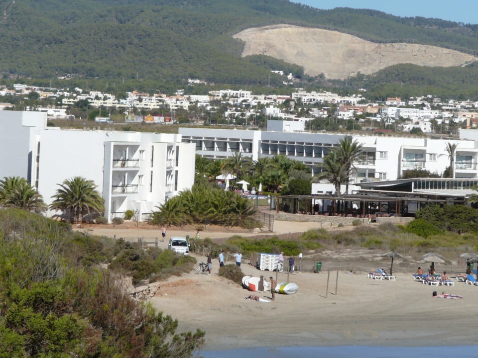 Blick vom Naturschutzgebiet zum Hotel Grand Palladium Select Palace Ibiza