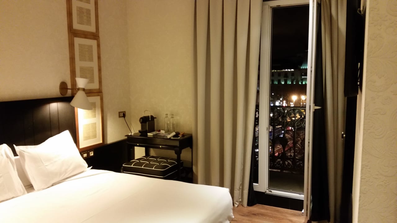 Blick ins Zimmer Richtung Balkon H10 Catalunya Plaza Boutique Hotel