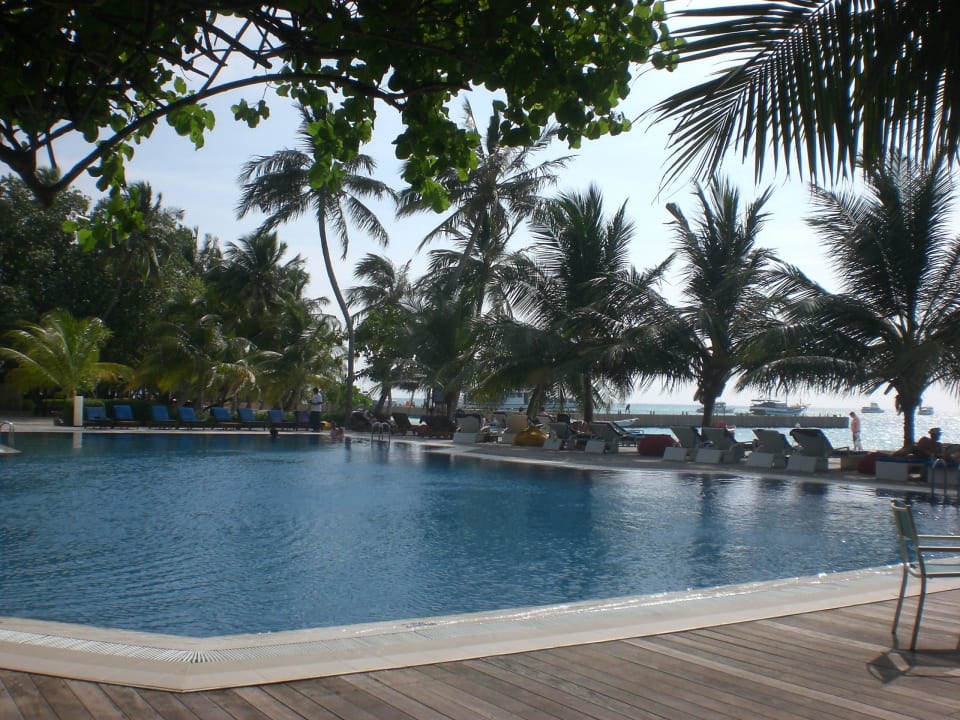 Pool an der Dhoni Bar Meeru Maldives Resort Island
