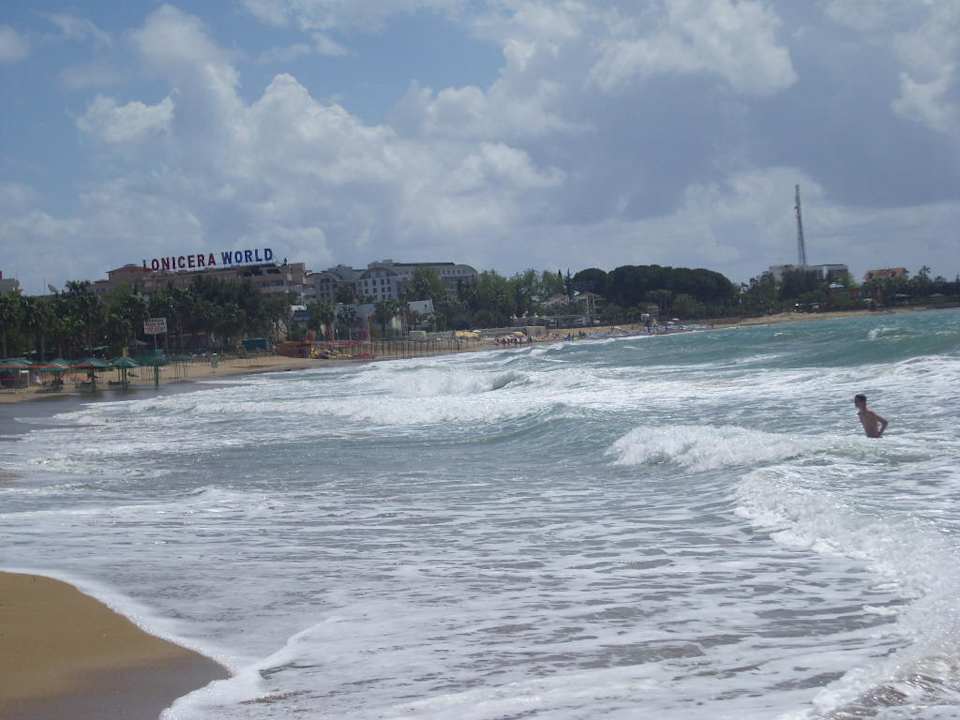 Schöner Wellengang Aska Hotel Just in Beach