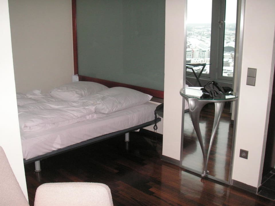 Bett und Spiegel INNSIDE by Meliá Frankfurt Eurotheum