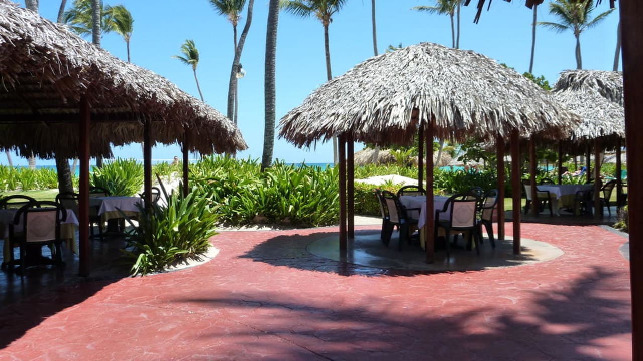 Teil der Aussenanlage vom Beachrestaurant Grand Palladium Select Bávaro Resort & Spa