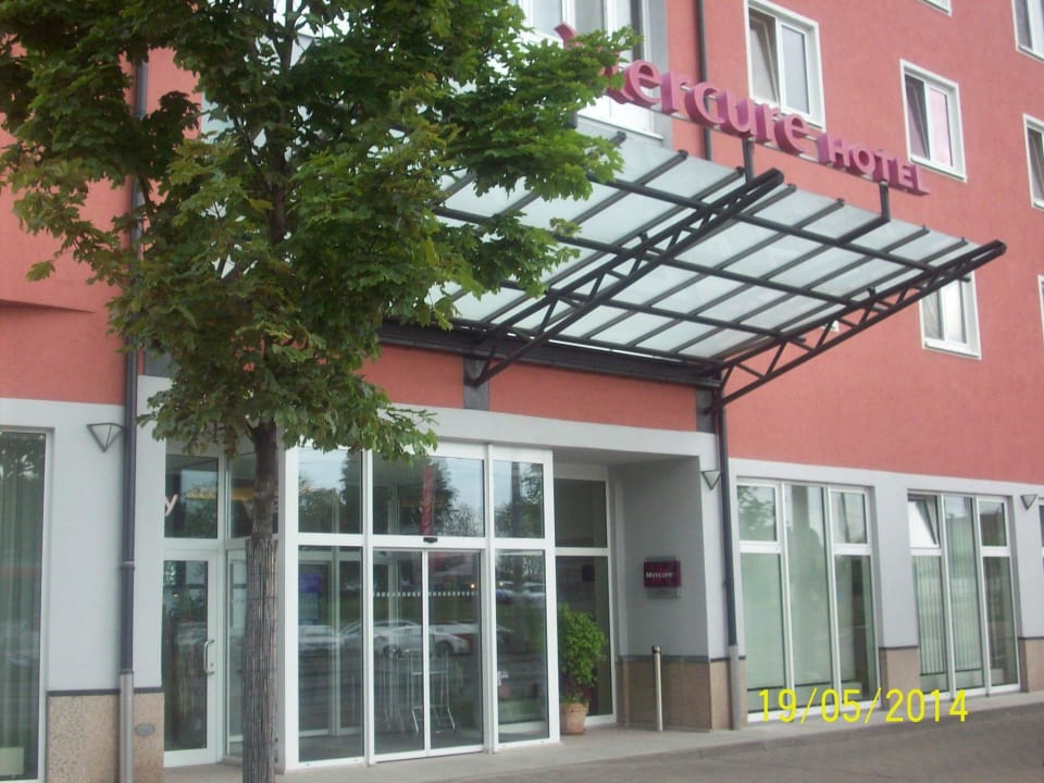 Hoteleingang AMEDIA Hotel Dresden Elbpromenade