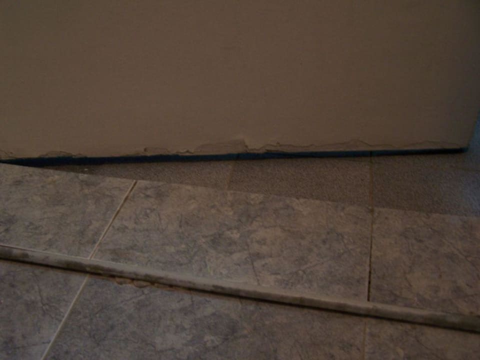 Notdürftig überstrichener Schimmel Hotel Russalka