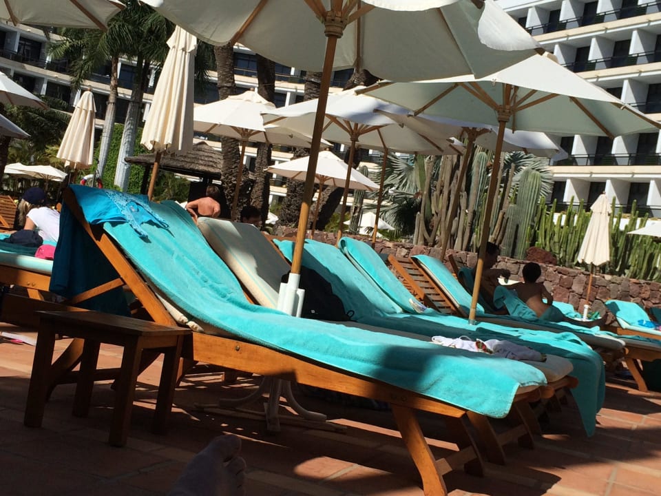 Liegestühle & Sonnenschirme Seaside Hotel Palm Beach