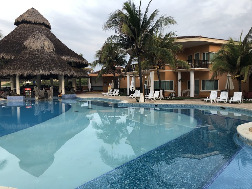 Pool Hotel Cayman Suites