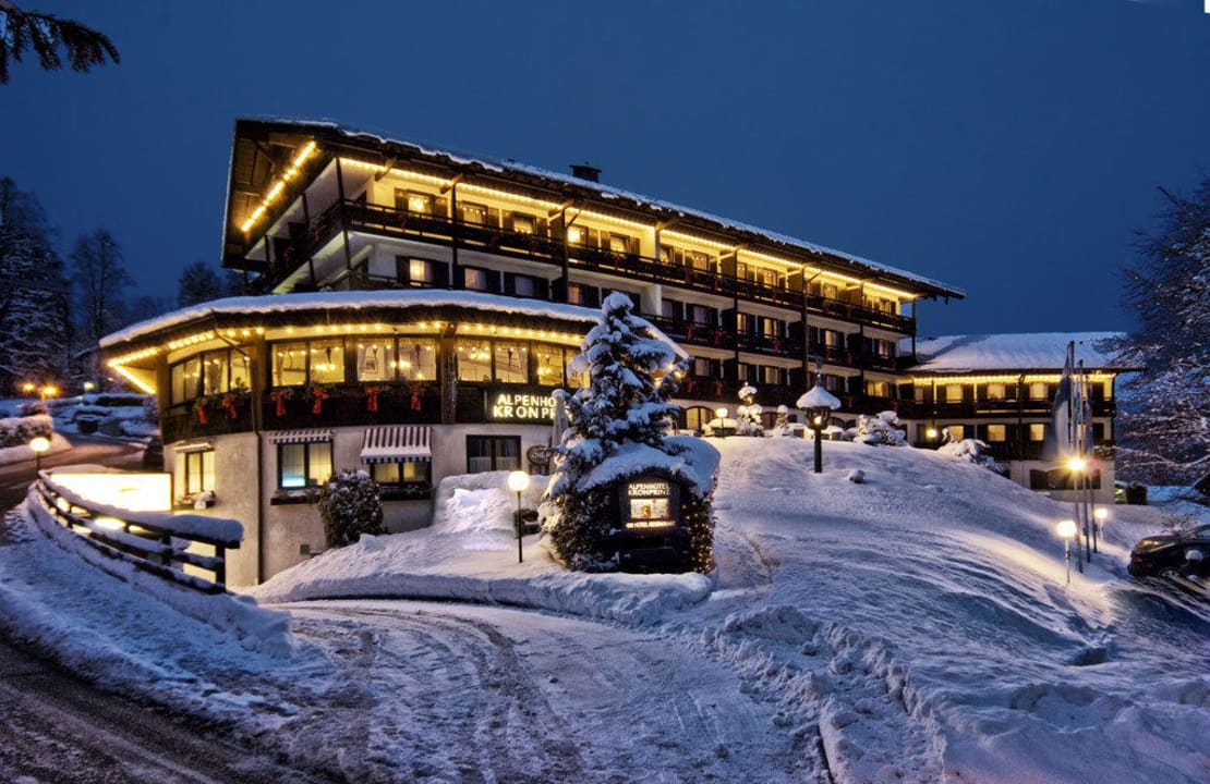 Hausansicht Winter Alpenhotel Kronprinz