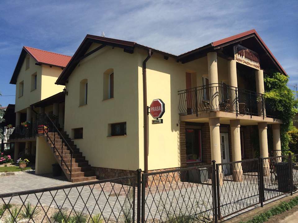 Z zewnatrz  Pension Palacyk Pod Akacjami