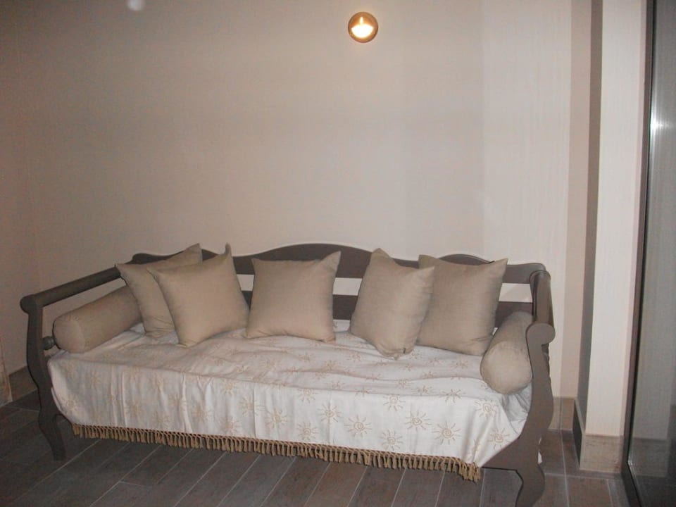 Couch auf der Terrasse Aquagrand Artistic Luxury Beach Resort - Adults only