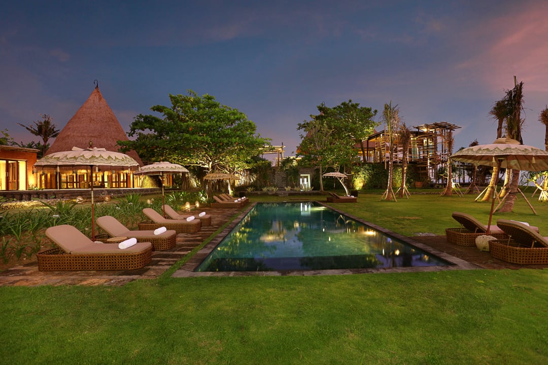 Pool bei Sonnenuntergang WakaGangga Resort