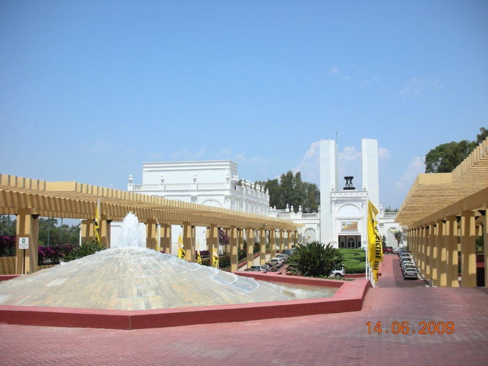 Vor dem Hotel Monachus Family Resort Sorgun