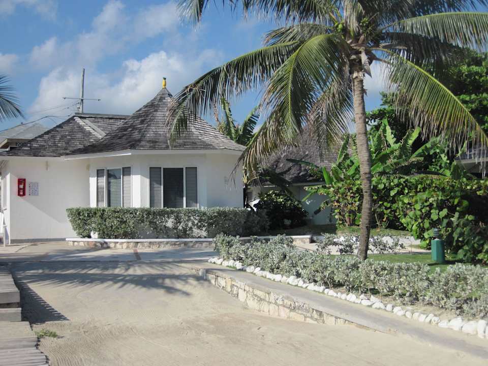 Nur der Weg zum Strand... dann Feeling pur Grand Muthu Club Caribbean Runaway Bay