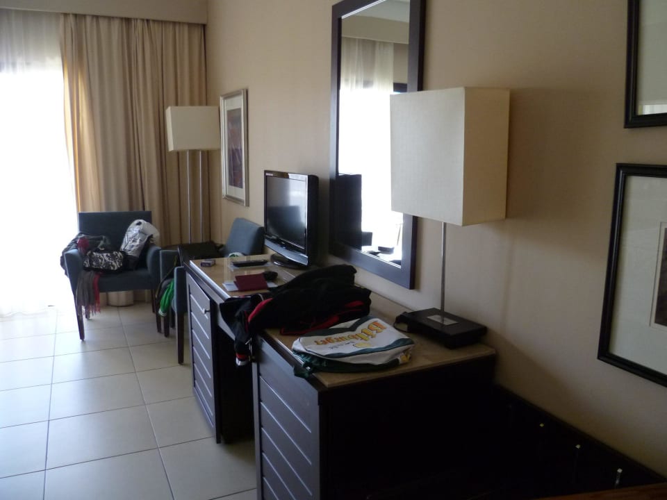 Tisch mit TV JAZ Aquamarine Resort