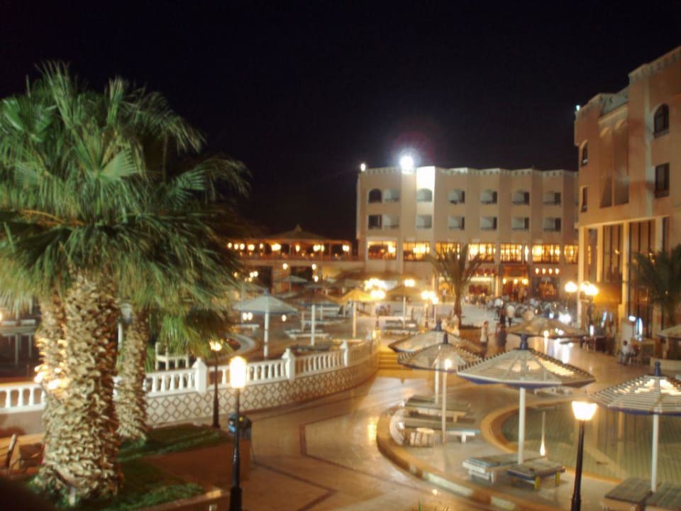 Hotel bei Nacht Beach Albatros Resort