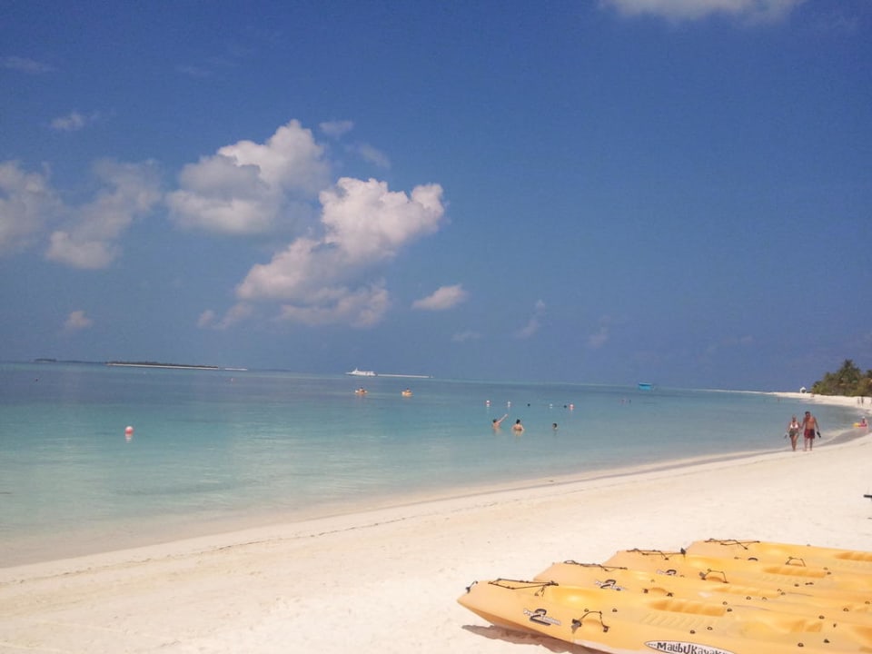 Vor dem Wassersportzentrum Kuredu Island Resort & Spa