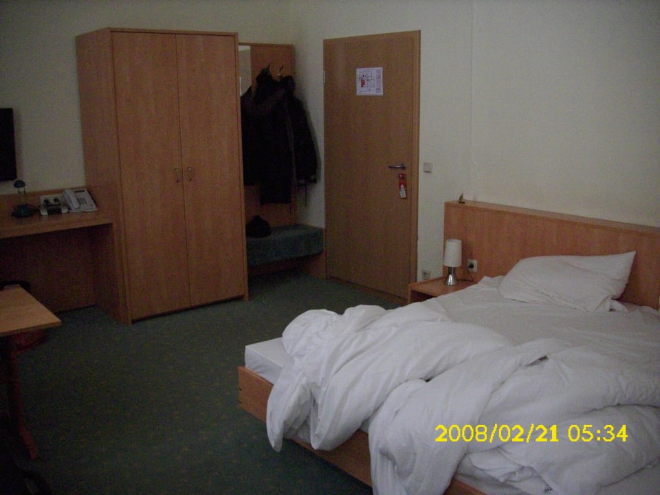 Schrank und Bett Hotel am Schlosspark