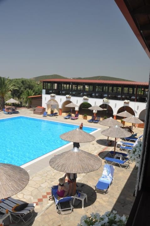 Pool mit Restaurantgebäude Blue Dolphin Resort Hotel