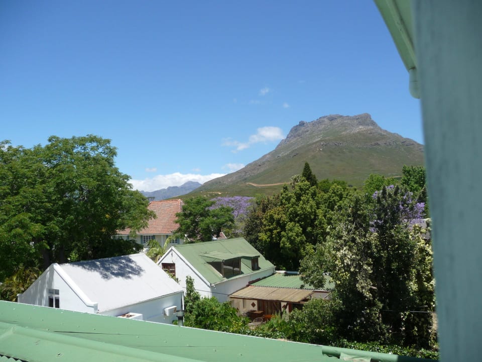 Der Ausblick aus dem Zimmer auf die Berge Summerwood Guest House
