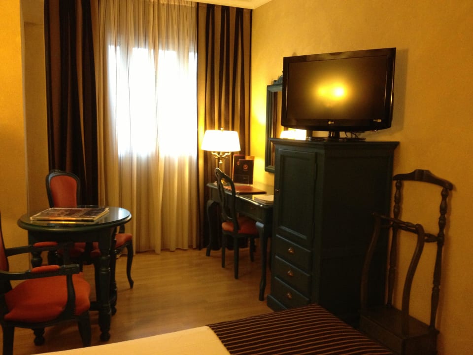 Fernseher Sallés Hotel Pere IV